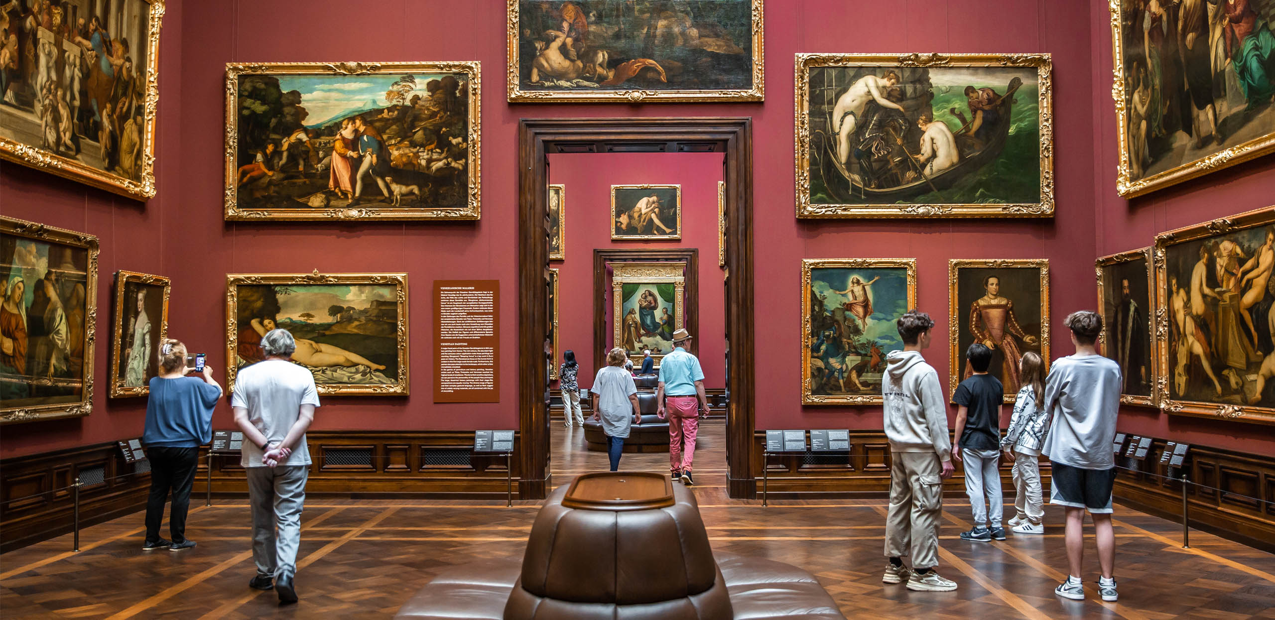 Gemäldegalerie Alte Meister mit Besuchern