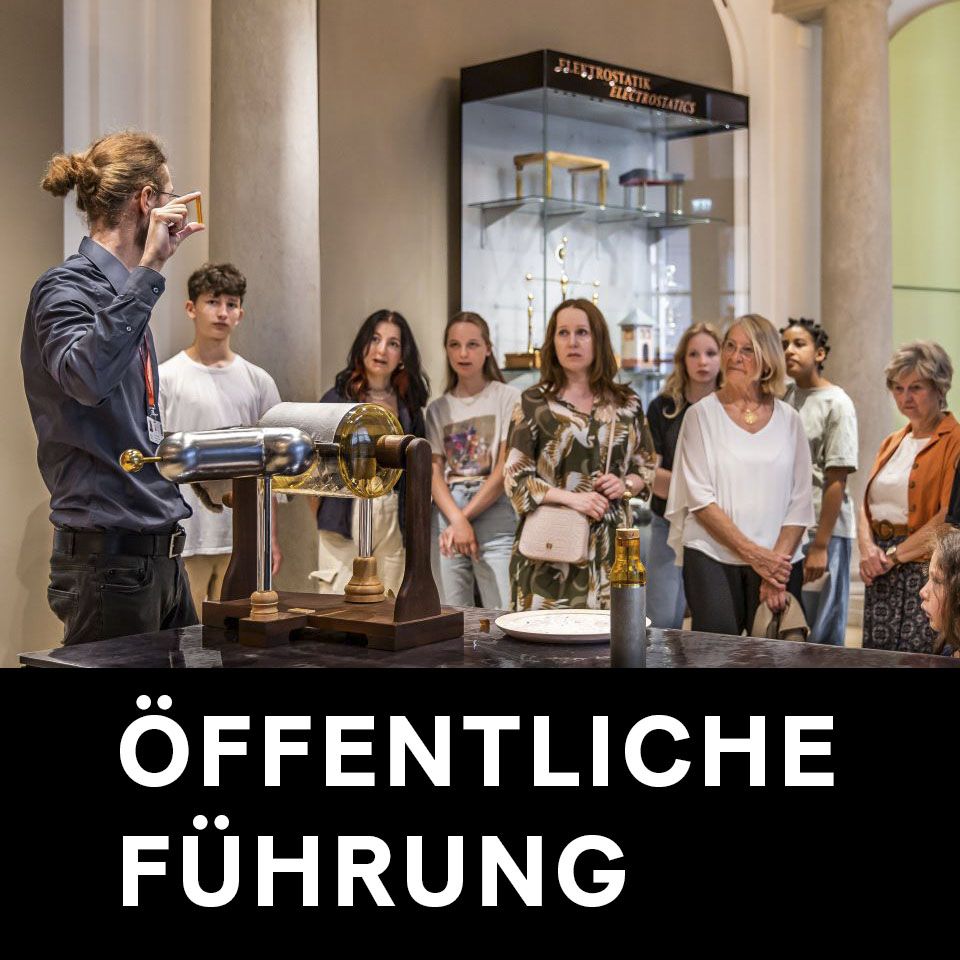 Ein Mitarbeiter des Museums erklärt Besucherinnen und Besuchern etwas
© SKD, Foto: Carina Sonntag