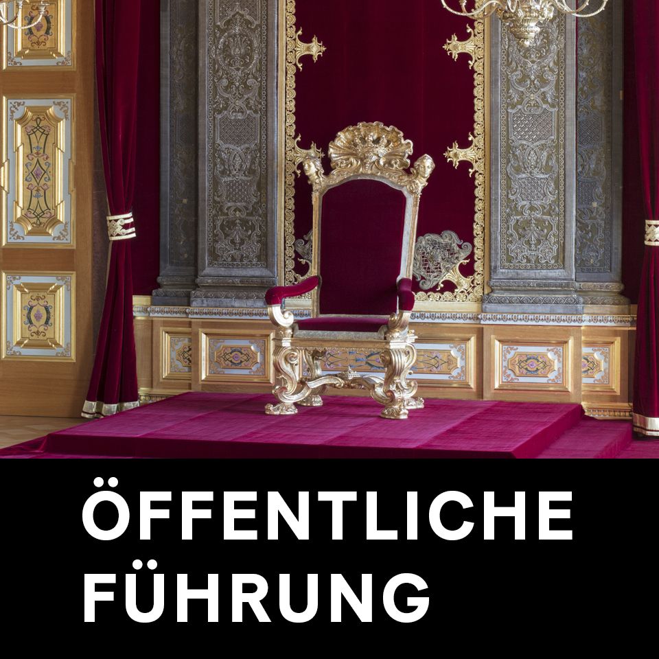 Besucher im Thronsaal der Kurfürsten mit Thron und historischer Wandgestaltung