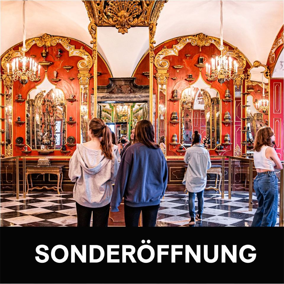 Sonderöffnung: Besucherinnen betrachten die Ausstellungsobjekte im Weißsilberzimmer © SKD, Foto: Carina Sonntag