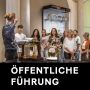 Ein Mitarbeiter des Museums erklärt Besucherinnen und Besuchern etwas
© SKD, Foto: Carina Sonntag