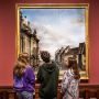 3 Besucherinnen schauen auf ein Gemälde der Dresdner Frauenkriche von Bernardo Bellotto
© SKD, Foto: Carina Sonntag