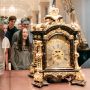 Jugendliche betrachten eine Planetenuhr
© SKD, Foto: Carina Sonntag