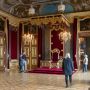 Besucher im Thronsaal der Kurfürsten mit Thron und historischer Wandgestaltung ©SKD, Foto: Carina Sonntag