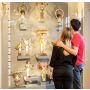 Besucher betrachten eine Vitrine mit Ausstellungsobjekten