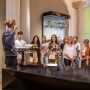 Ein Mitarbeiter des Museums erklärt Besucherinnen und Besuchern ein historisches Messgerät
© SKD, Foto: Carina Sonntag