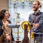 Ein Mitarbeiter erklärt interessierten Besucherinnen die Funktionsweise eines Physikalischen Gerätes 
© SKD, Foto: Carina Sonntag