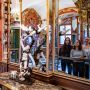 3 Besucherinnen im Weißsilberzimmer vor einer verspiegelten Wand 
© SKD, Foto: Carina Sonntag 