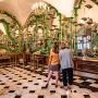 2 Besucherinnen bewundern eine verspiegelte Wand, bestückt mit verschiedenen Objekten im Silbervergoldeten Zimmer
© SKD, Foto: Carina Sonntag