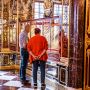 Besucherin und Besucher betrachten die Vitrinen mit Schmuck und anderen  Juwelen im Juwelenzimmer 
© SKD, Foto: Carina Sonntag