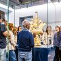 Besucher vor Vitrine mit großer Fregatte aus Elfenbein 
© SKD, Foto: Carina Sonntag 