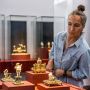 Besucherin vor Vitrine mit goldenen Kunstobjekten von Johann Heinrich Köhler 
© SKD, Foto: Carina Sonntag