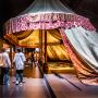 Besucherinnen schauen auf ein großes, prachtvoll besticktes Zelt aus dem 17. Jahrhundert
© SKD, Foto: Carina Sonntag