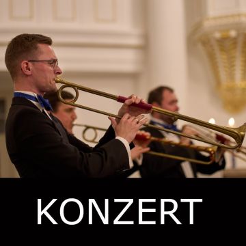 3 Männer eines Ensembles spielen auf historischen Blasinstrumenten