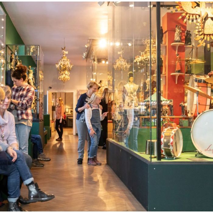 Besucher im Ausstellungsraum