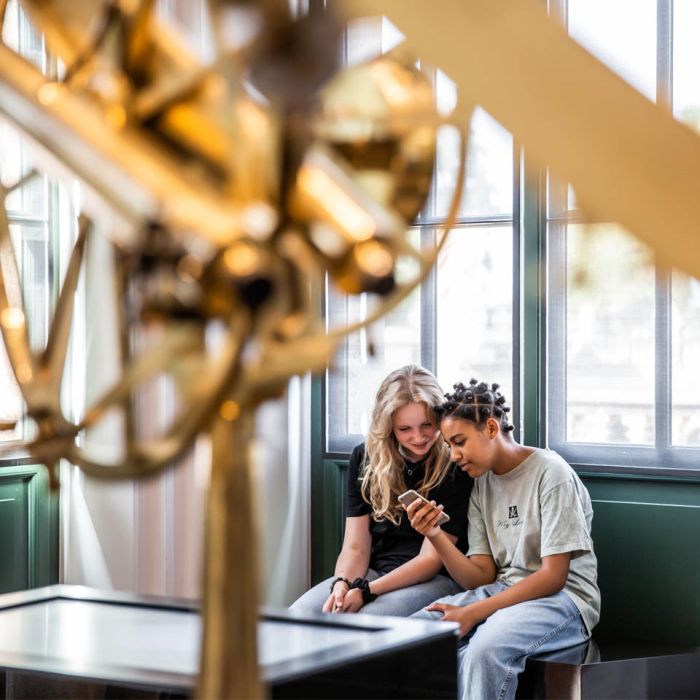Zwei Mädchen im Festsaal mit historischen Messgeräten beim Benutzen des Multimediaguide 
© SKD, Foto: Carina Sonntag