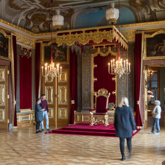 Besucher im Thronsaal der Kurfürsten mit Thron und historischer Wandgestaltung ©SKD, Foto: Carina Sonntag