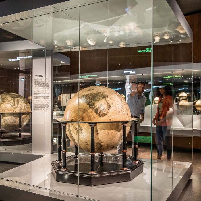 Eine Besucherin und ein Besucher staunen über einen sehr großen Globus hinter einer Glasscheibe 
© SKD, Foto: Carina Sonntag