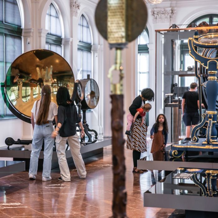 Besucherinnen bewundern einen großen Spiegel und andere Ausstellungsstücke 
© SKD, Foto: Carina Sonntag
