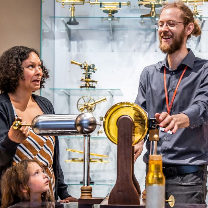 Ein Mitarbeiter erklärt interessierten Besucherinnen die Funktionsweise eines Physikalischen Gerätes 
© SKD, Foto: Carina Sonntag