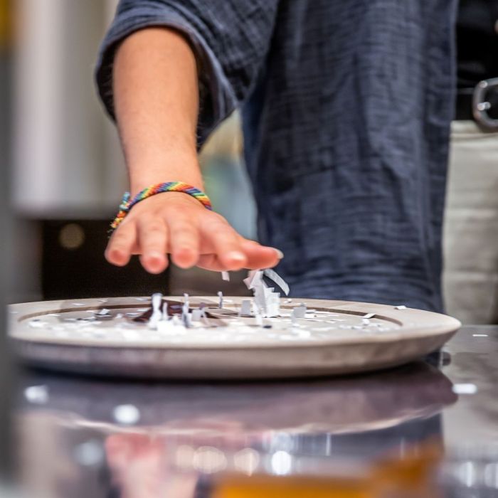 Ein Experiment wird durchgeführt 
© SKD, Foto: Carina Sonntag