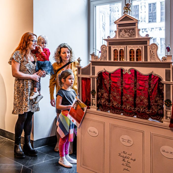 Besucherinnen mit Kindern in der Fürstengalerie 
© SKD, Foto: Carina Sonntag