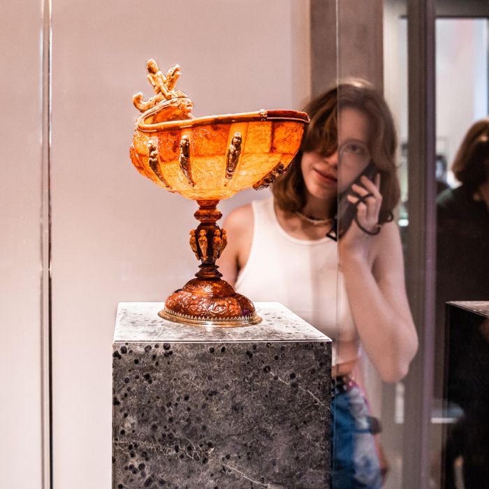 Besucherin betrachtet ein Prunkgefäß aus Bernstein im Bernsteinkabinett (in Form einer Nautilusschale)
© SKD, Foto: Carina Sonntag
