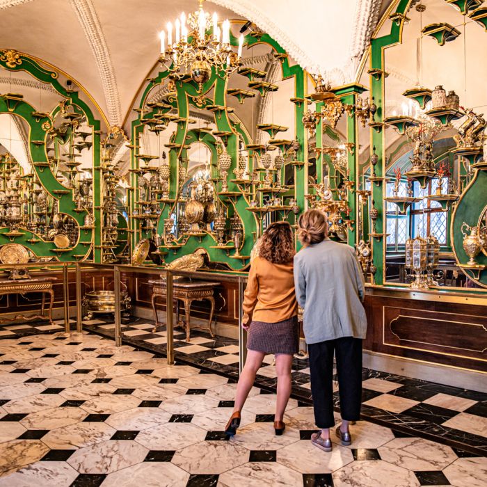 2 Besucherinnen bewundern eine verspiegelte Wand, bestückt mit verschiedenen Objekten im Silbervergoldeten Zimmer
© SKD, Foto: Carina Sonntag