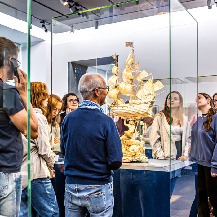 Besucher vor Vitrine mit großer Fregatte aus Elfenbein 
© SKD, Foto: Carina Sonntag 